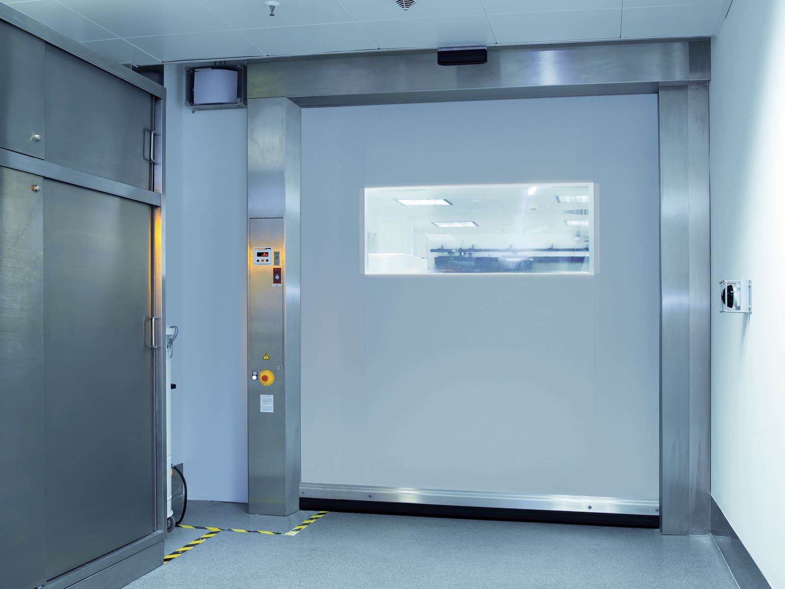 Choosing The Right High Speed Door System For Your Cleanroom Workflow