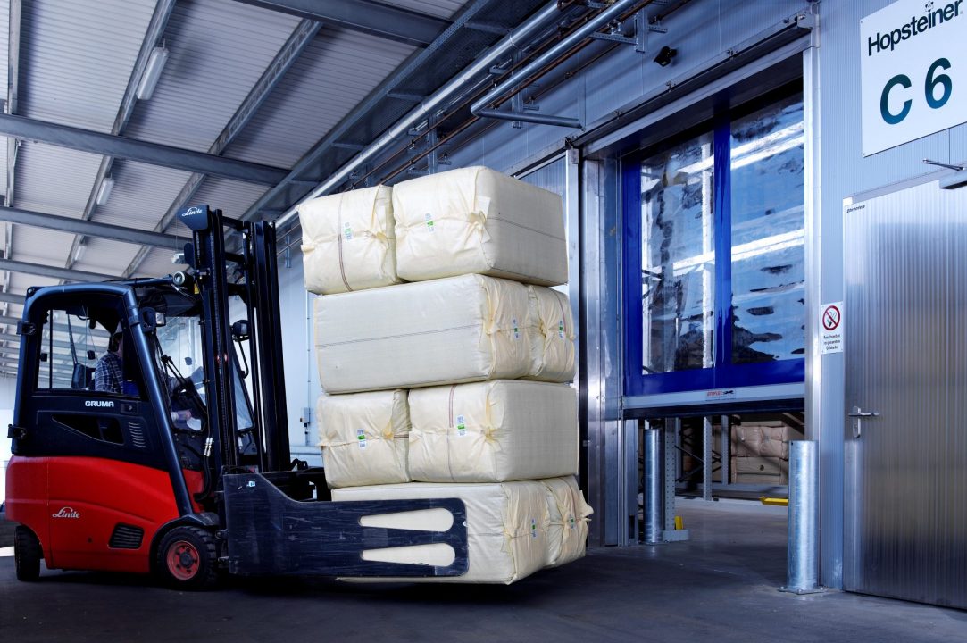 EFA-SRT Premium fabric high speed door in a logistics hall