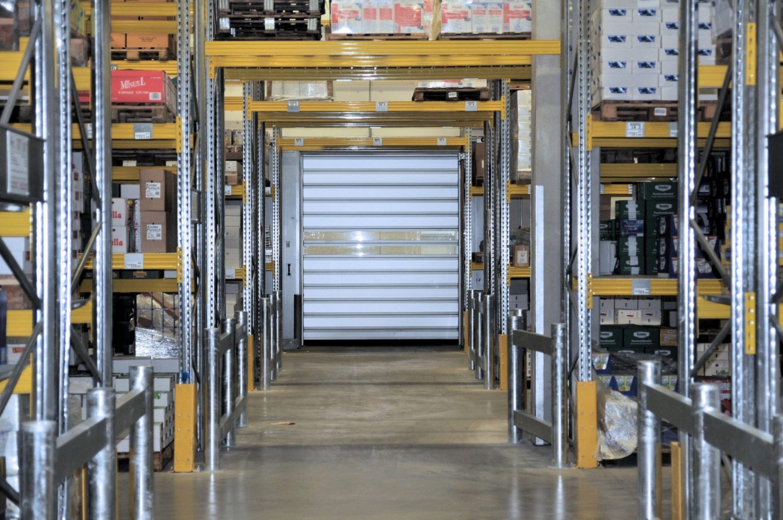 ISO Spiral EFA-SST ISO-60 door in a warehouse, insulated laths and sealing
