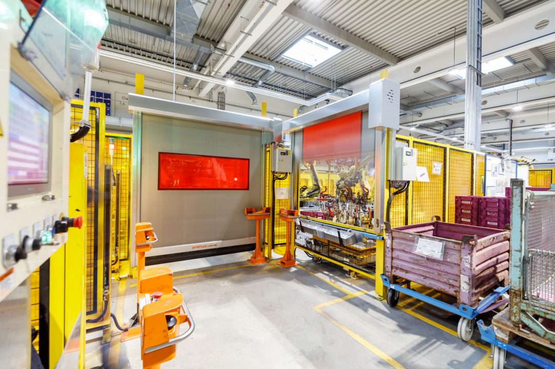Machine Protection Fabric EFA-SRT MS high speed roll-up door, side view in a safety guarding area