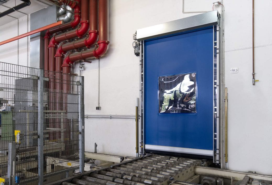 Machine Protection Performance high speed door EFA-SRT MS Performance installed in an industrial area