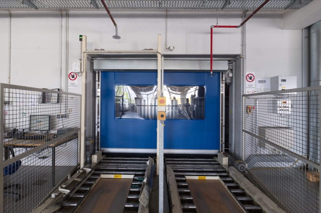 EFA-SRT MS Performance high speed door in operation for machine guarding access