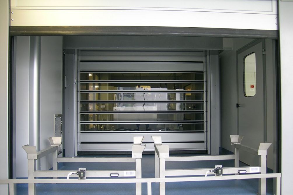 Spiral Cleanroom high speed door EFA-STT CR in a cleanroom entrance