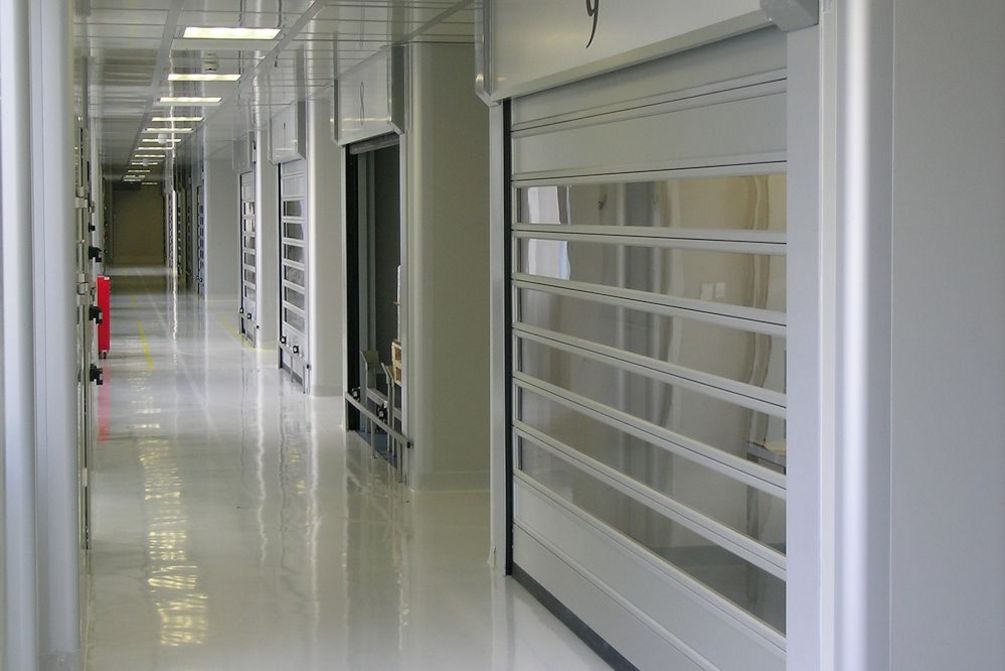 Transparent glazed laths on the Spiral Cleanroom door for clean zones