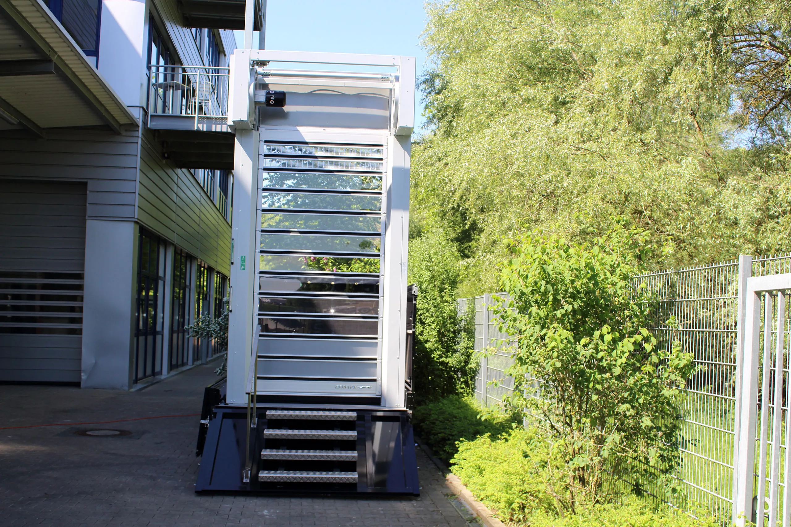 EFAFLEX high-speed door fully extended at the trailer demonstration