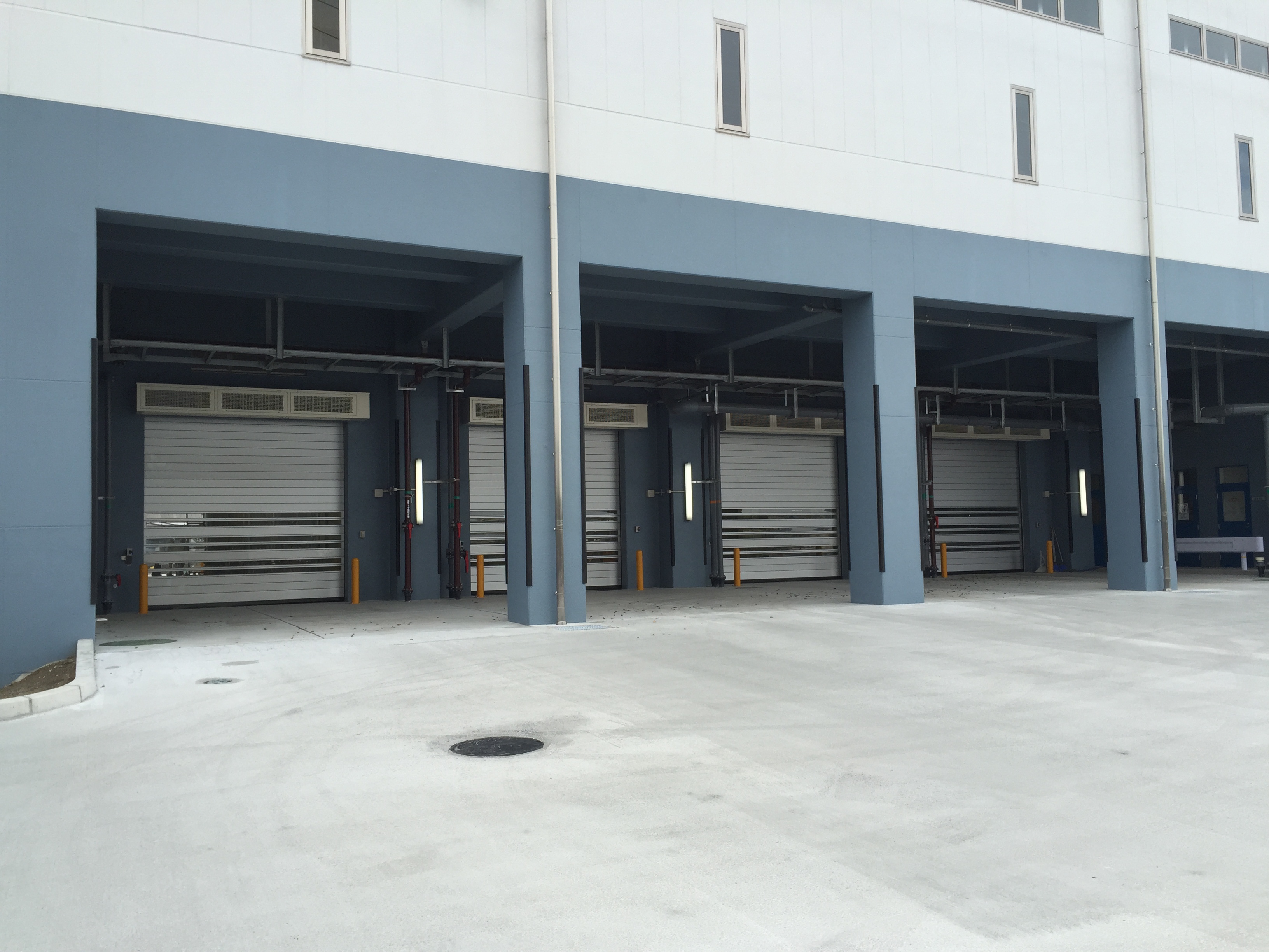 External loading bays at a recycling facility with EFAFLEX high speed doors